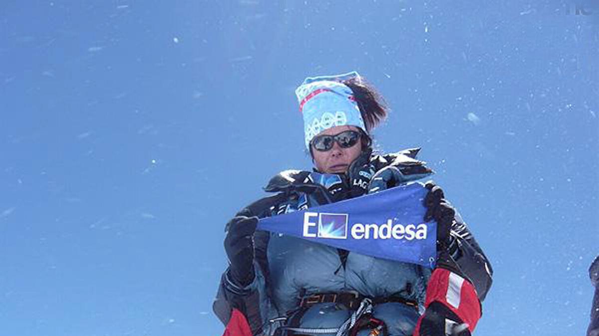 Edurne Pasaban en la cima del Sisha Pangma.