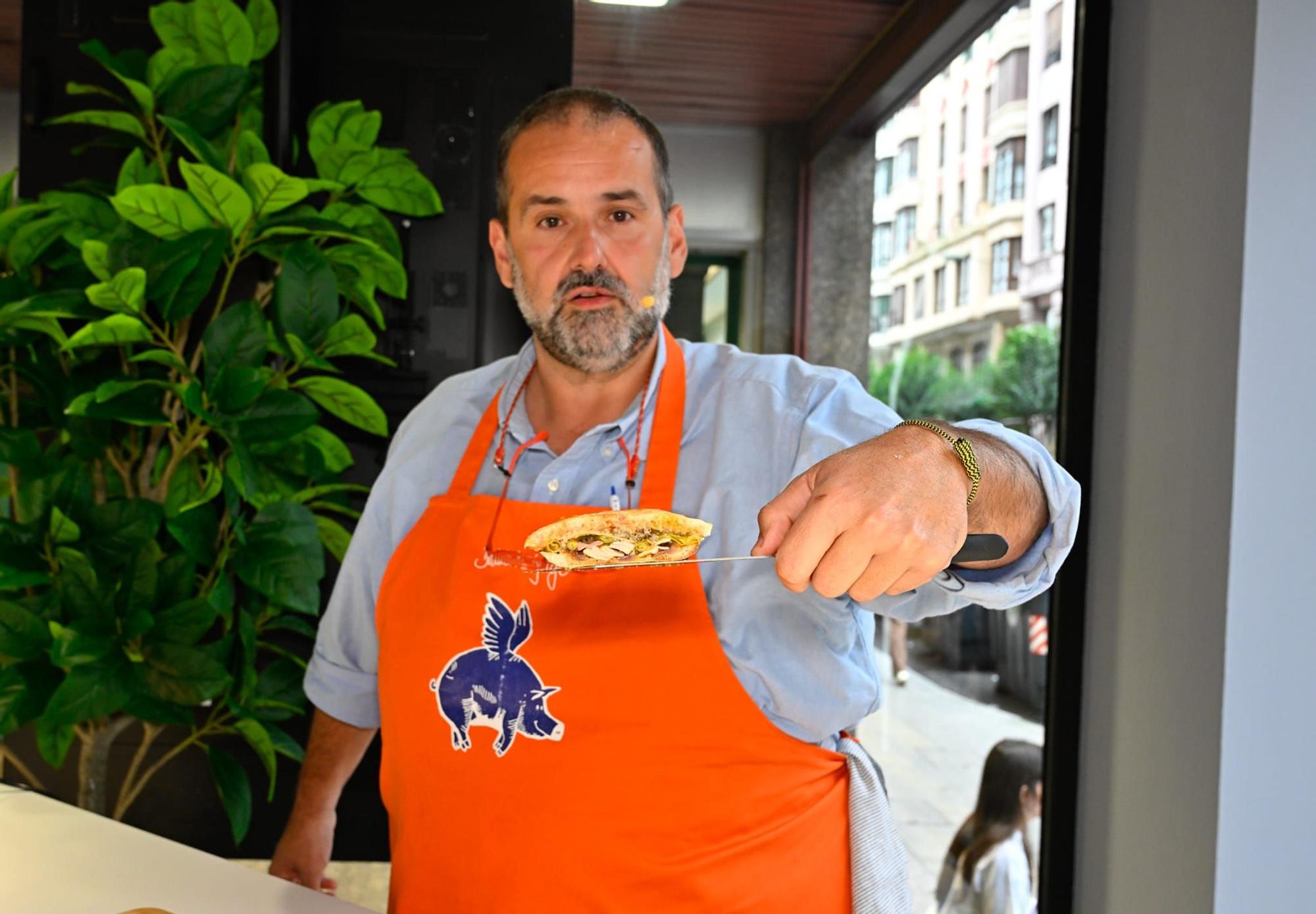 David de Jorge posa con su pintxo tras haberlo montado en directo durante la inauguraciónde la nueva tienda de Endesa en Bilbao.