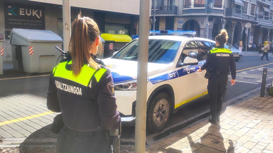 El pleno del Ayuntamiento de Eibar trató a puerta cerrada el controvertido relevo al frente de la Policía Municipal