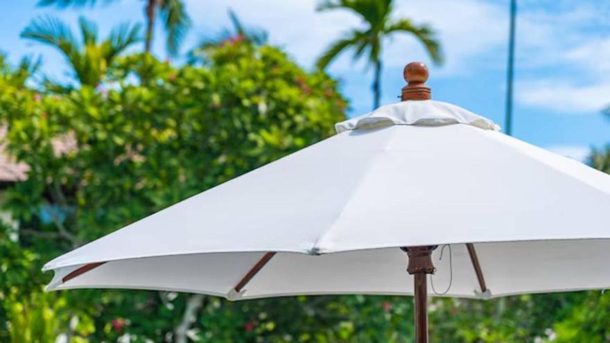 Olvídate de la sombrilla tradicional: el invento de Leroy Merlin es giratorio y es perfecto para conseguir sombra en la terraza o jardín