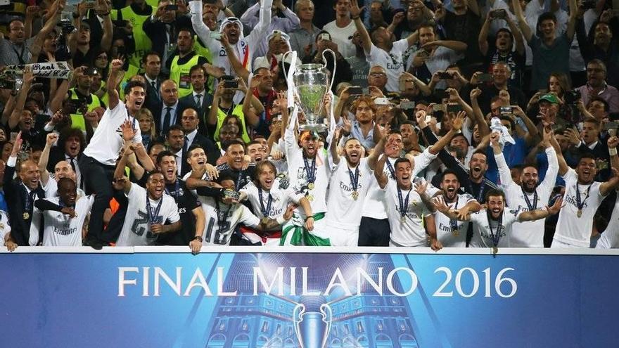 Los jugadores del Real Madrid celebran su triunfo.