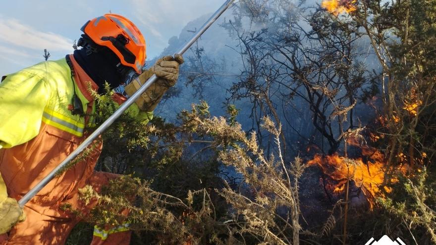 Asturias mantiene cuatro incendios activos y otros cuatro controlados