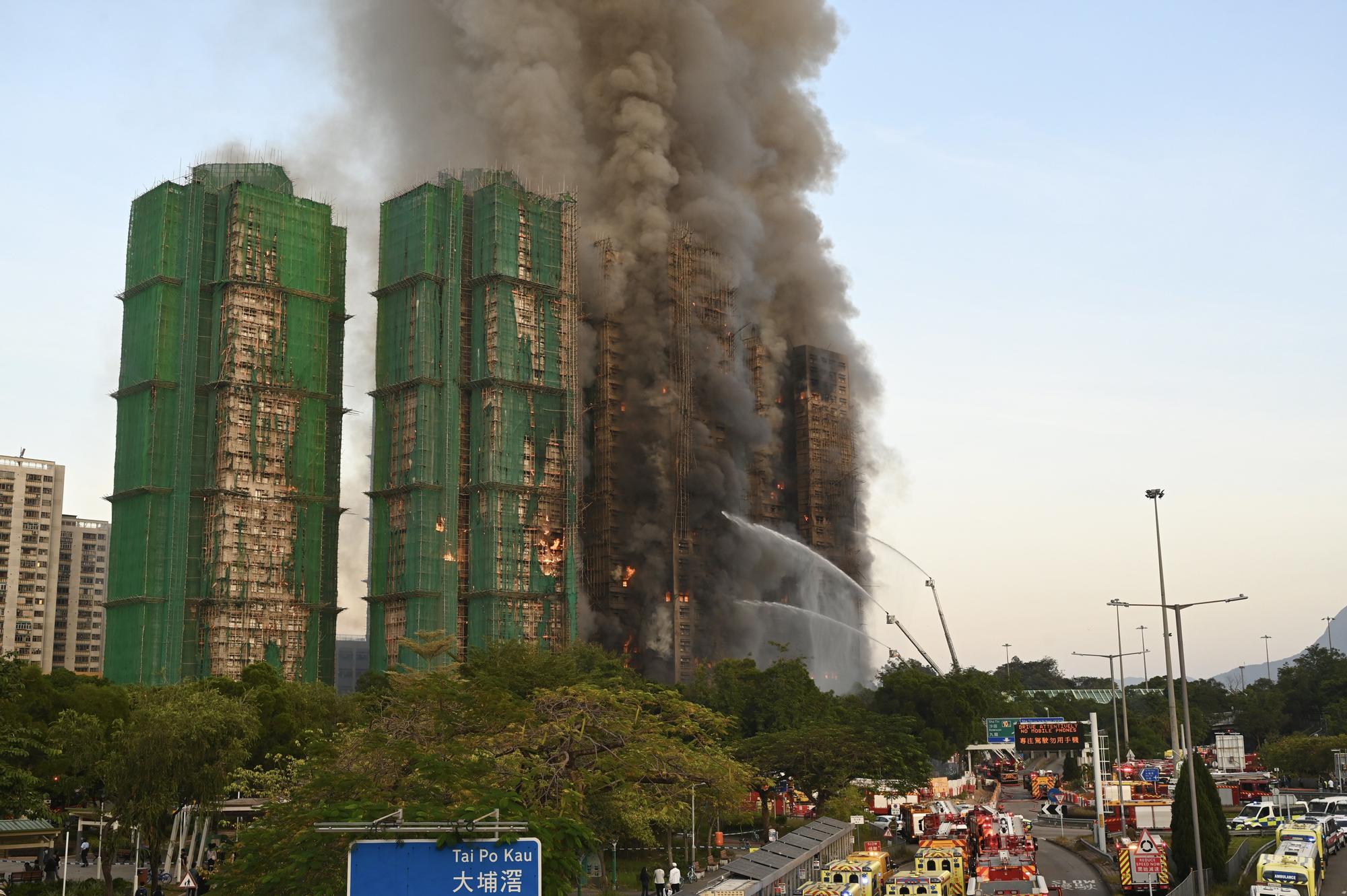 Un enorme incendio calcina un vecindario de Hong Kong