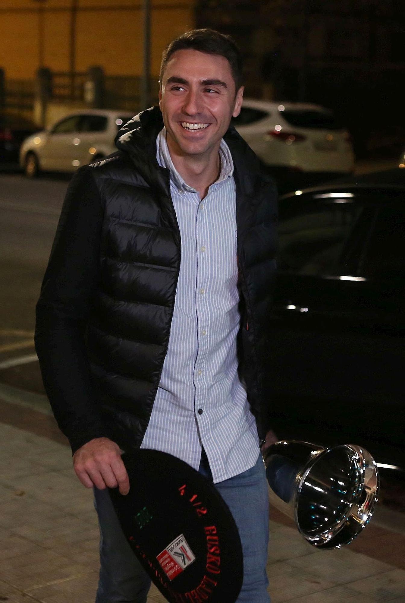 Fotos de la celebración de Peio Etxeberria tras lograr su primera txapela del Cuatro y Medio