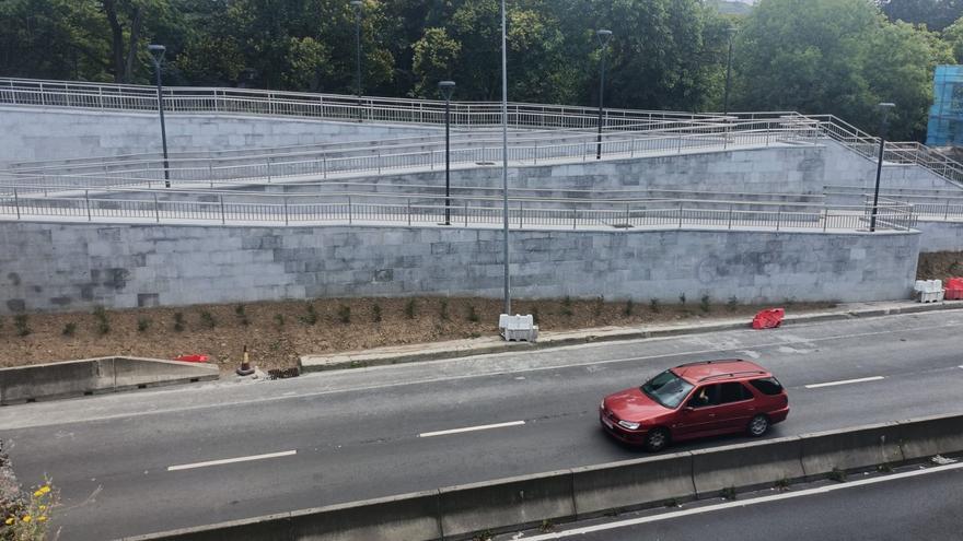 Barakaldo estrena las rampas que unen Burtzeña y Gurutzeta