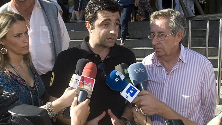 Paco Ortega (c), sobrino del torero José Ortega Cano, ingresado en la Unidad de Cuidados Intensivos del Hospital Macarena de Sevilla.
