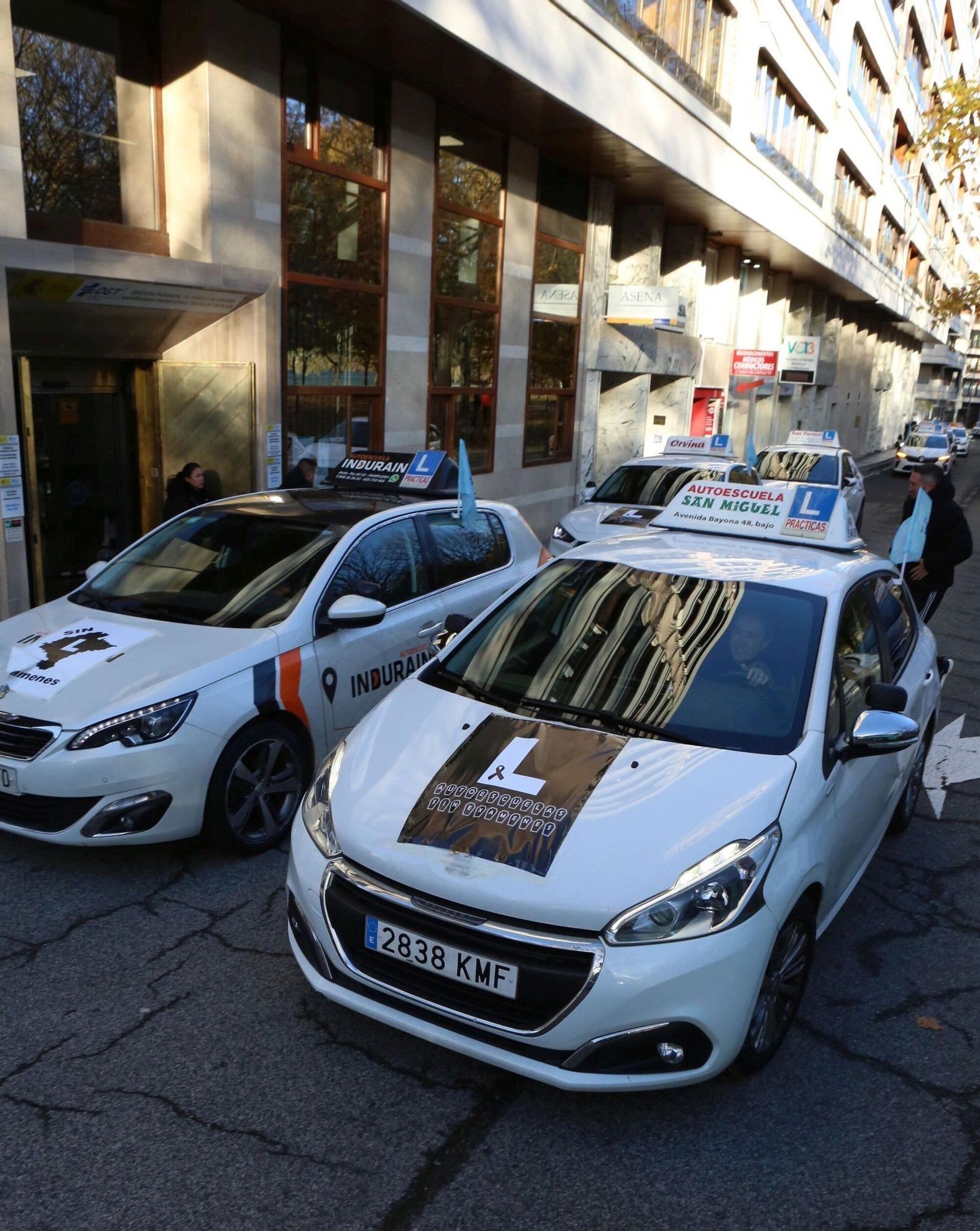 Fotos de la marcha de coches de autoescuelas en protesta por la falta de examinadores