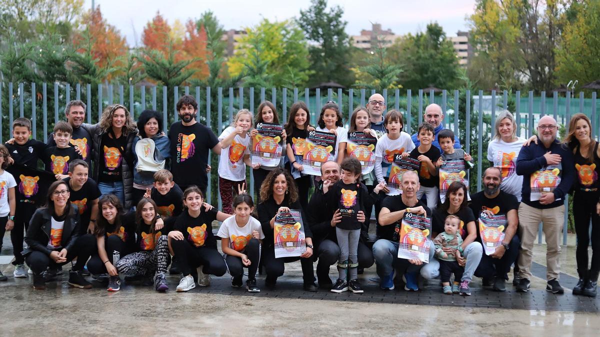 Grupo de organizadores, con el cartel que anuncia la cita solidaria en la Ciudad Deportiva de Sarriguren.