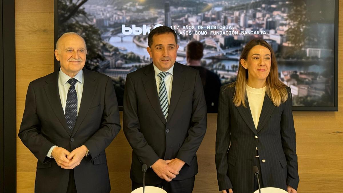 Xabier Sagredo, presidente de BBK, flanqueado por Nora Sarasola, directora de la obra social, y Gorka Martínez