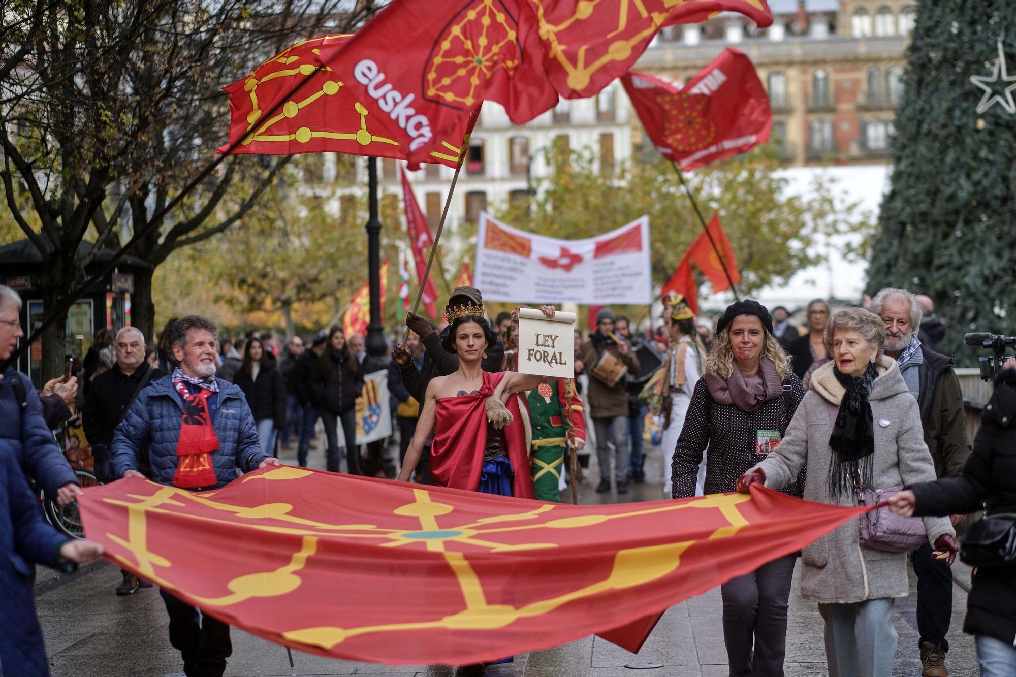 Fotos del homenaje a la estatua que corona el monumento que se erigió hace más de 100 años recordando la lucha popular en el Día de Navarra