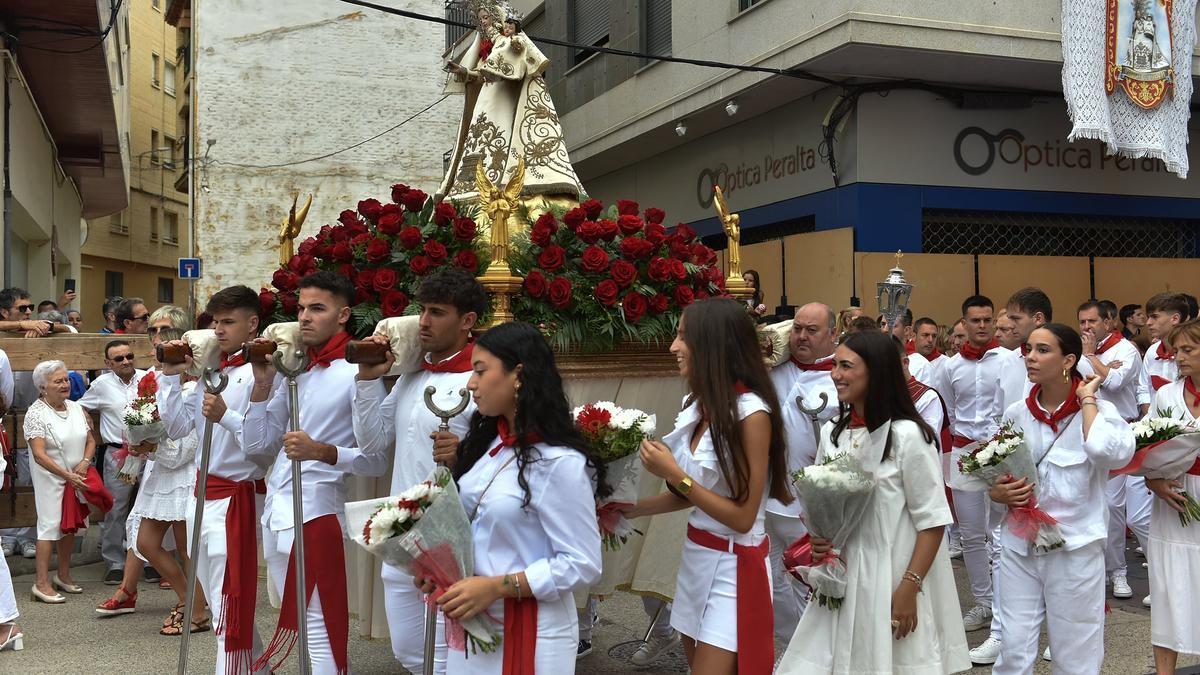 Decenas de vecinos y vecinas con flores acompañaron a la imagen de la patrona por las calles peraltesas.