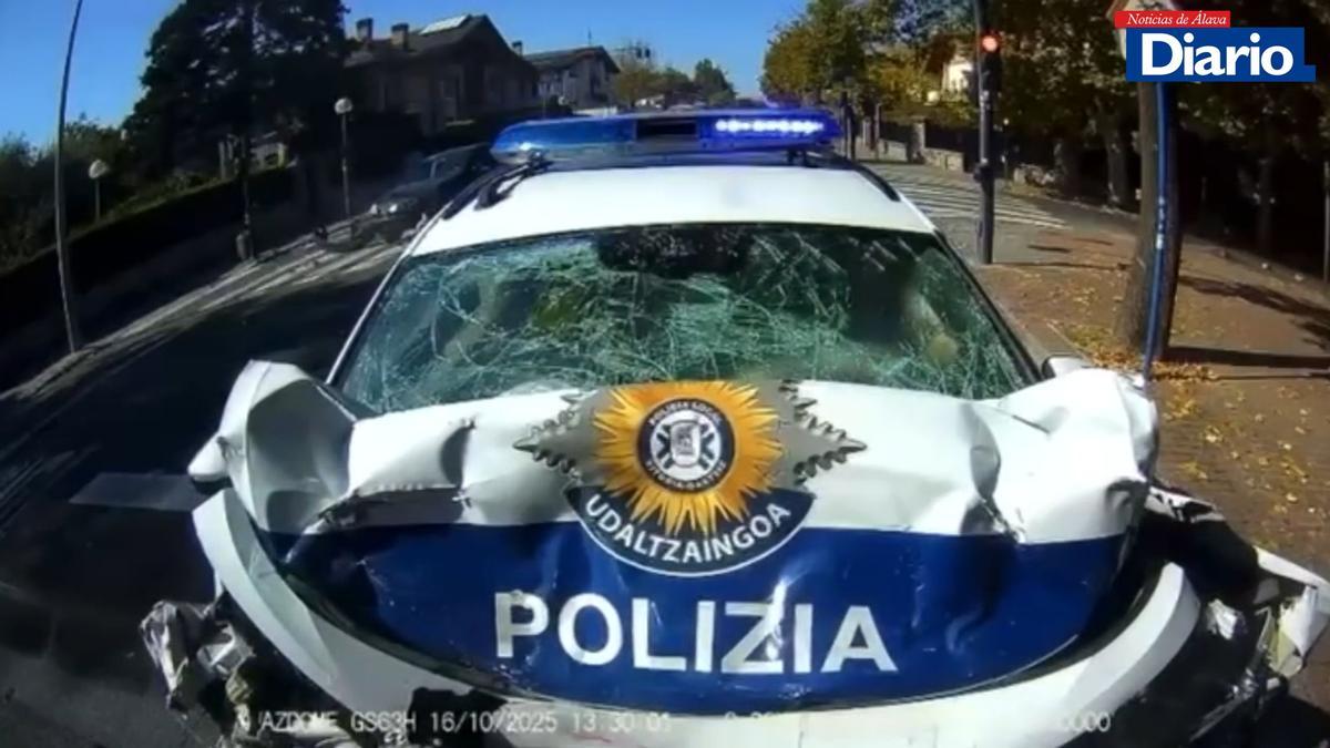 Momento en el que un coche de la Policía Local se estampa con un autobús