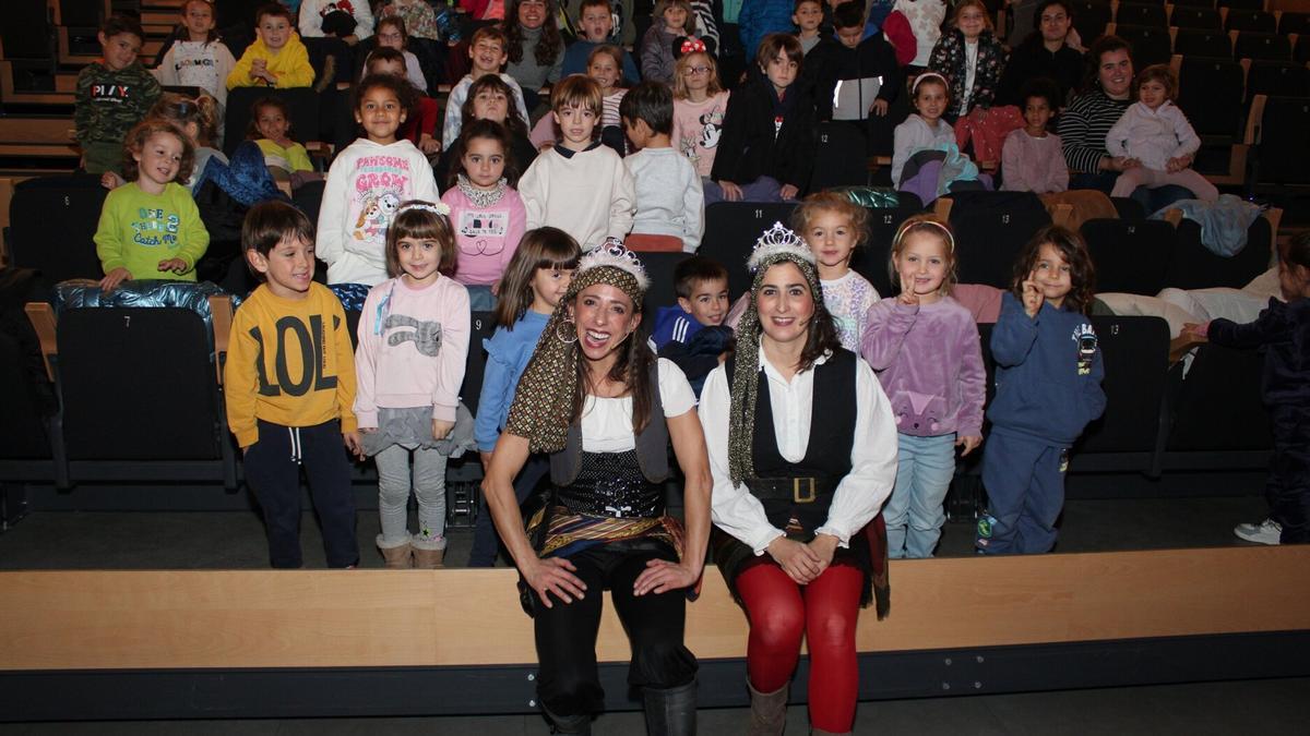 Las princesas piratas posaron con los niños y niñas que acudieron al festival.