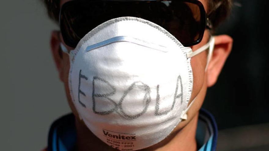 Un ciudadano, durante las protestas contra la gestión del ébola.