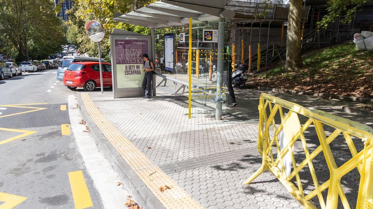 Trabajos de saneamiento en calzadas de la parada de Dbus Julio Urkijo, 38