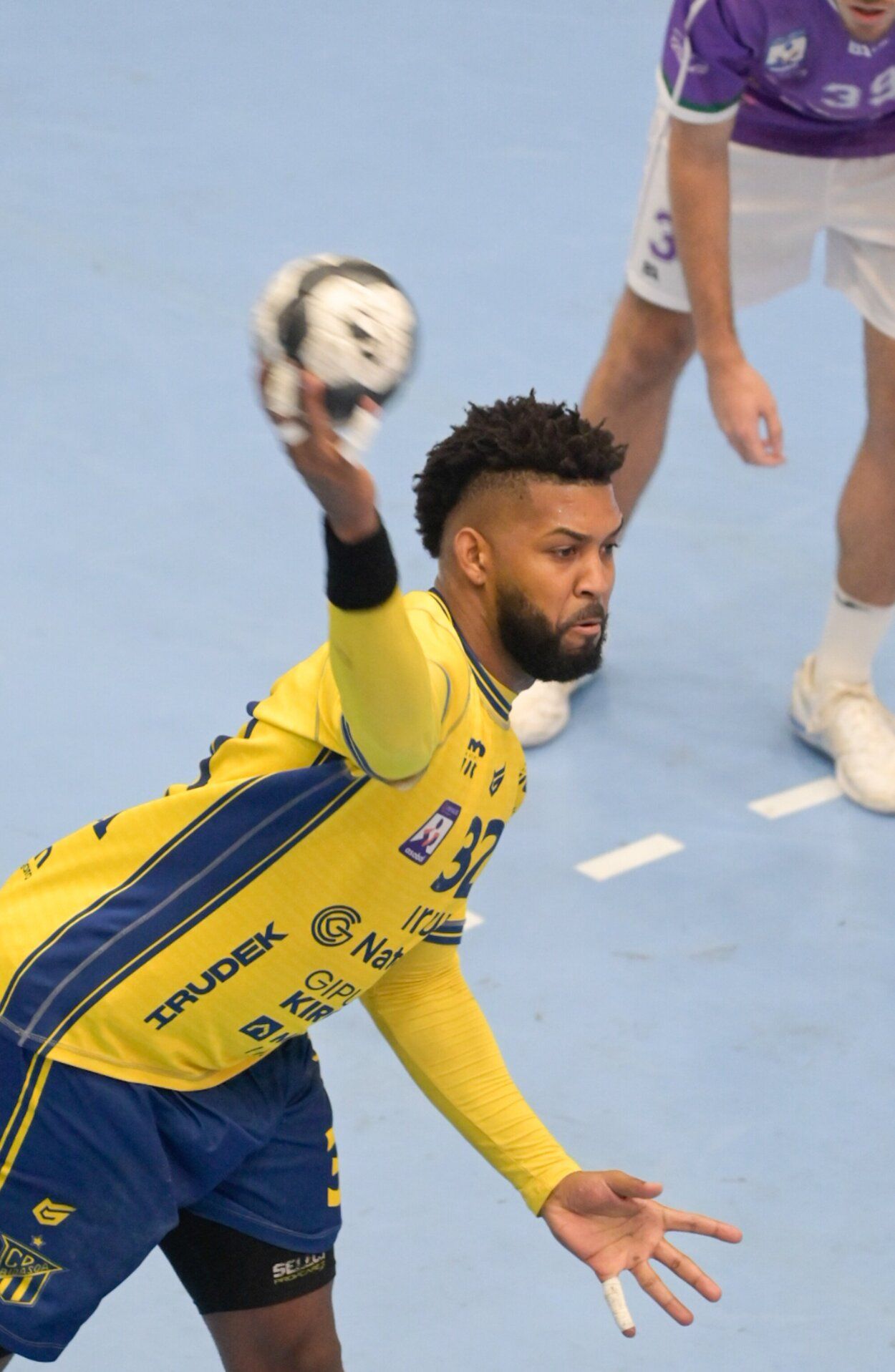 El jugador del Irudek Bidasoa Irun Dariel García, durante el partido ante el Guadalajara en Artaleku