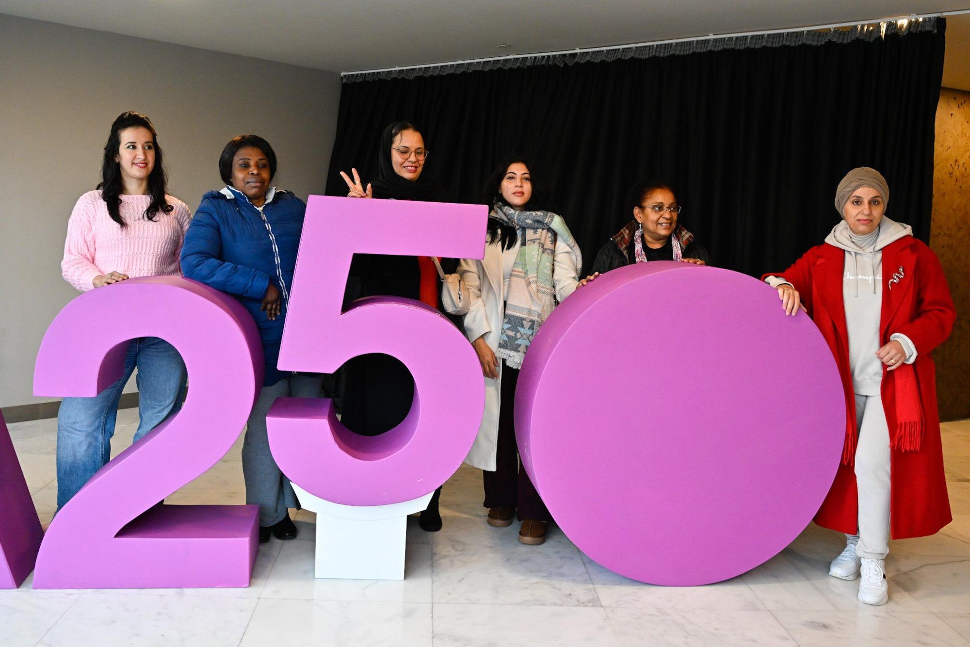 En imágenes: El Ayuntamiento de Bilbao conmemora el 25N con un acto simbólico en el Teatro Campos Elíseos