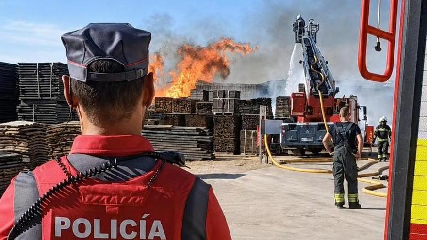 Un grave incendio arrasa la nave almacén de una fábrica de barricas de vino en Monteagudo