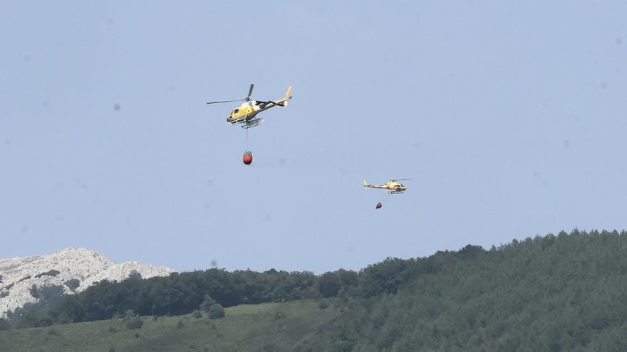 Un helicóptero de la Ertzaintza se avería en el incendio de Galarreta