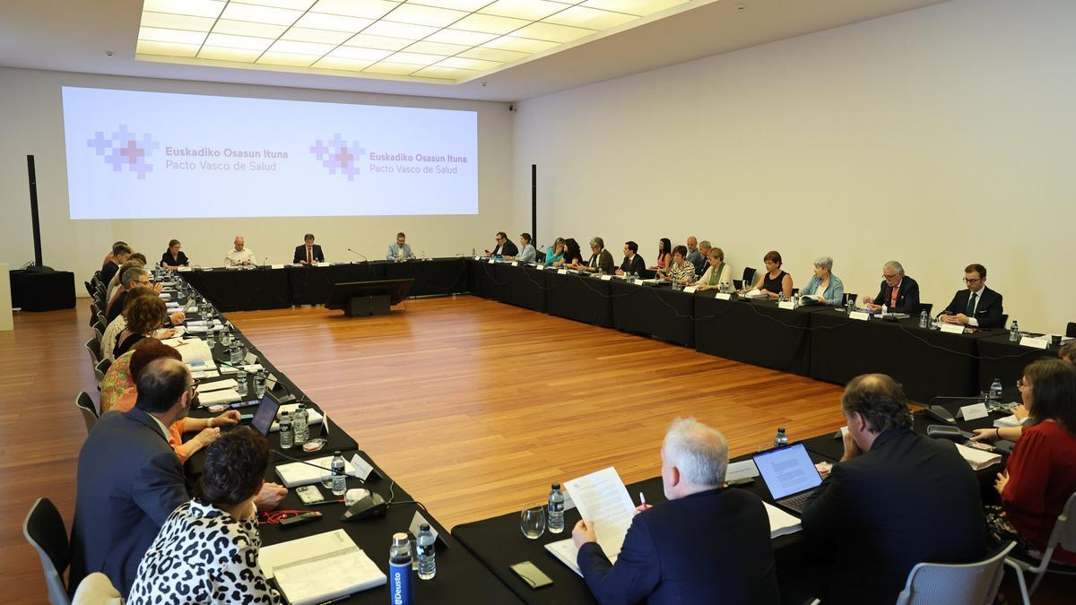 Mesa del Pacto de Salud, liderada por el consejero Alberto Martínez.