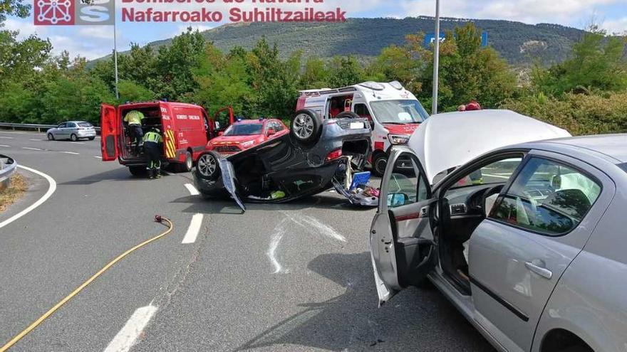 Una colisión en Berriozar entre dos coches termina con dos traslados al hospital y un vehículo volcado