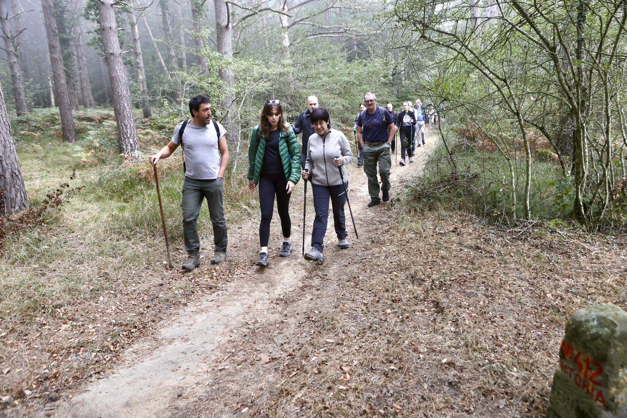 En imágenes: La corporación municipal recorre los mojones en el Día de Olarizu