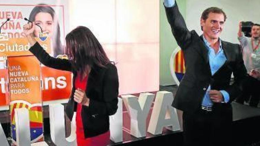 Arrimadas y Rivera celebran el segundo puesto.