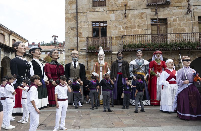 Castellers, gigantes y carrera popular en las Agorreko Santikutzak de Legazpi