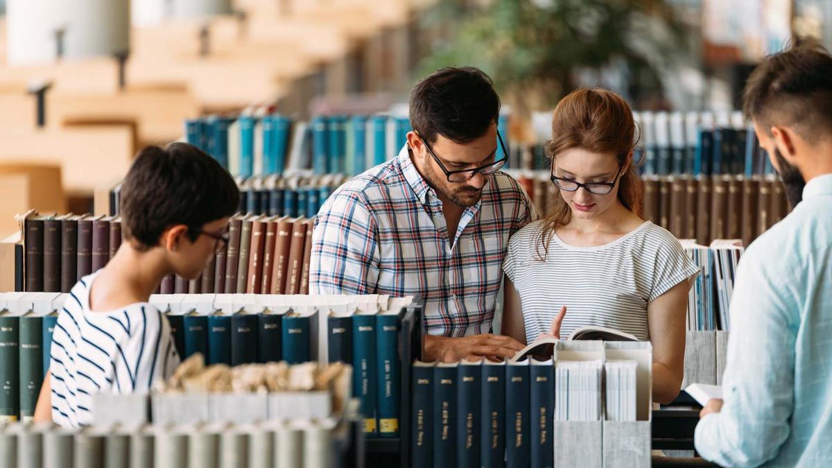 Estudiantes en una biblioteca.