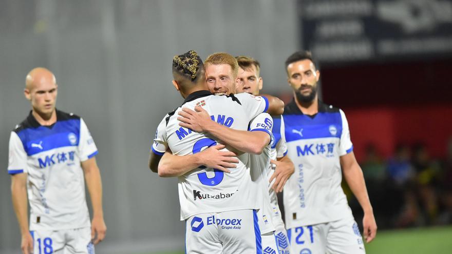 El Alavés avanza con solvencia en la Copa