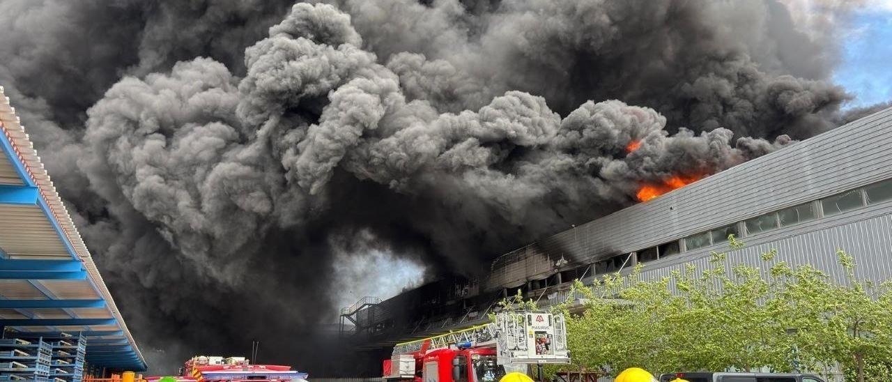 Incendio en la fábrica de Honda en Santa Perpètua de Mogoda (Barcelona)
