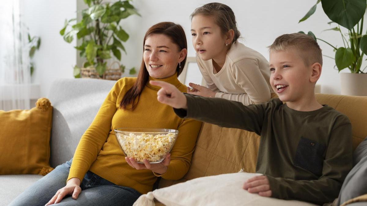 Una familia viendo la televisión, en una imagen de archivo. Una familia viendo la televisión, en una imagen de archivo.