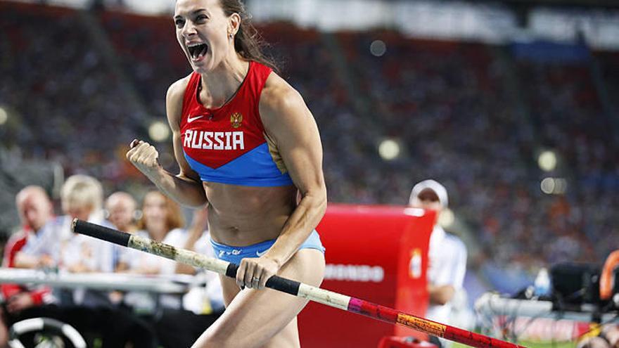 La atleta rusa Yelena Isinbayeva tras realizar un salto de 4,89 durante la final de salto de pértiga femenina.