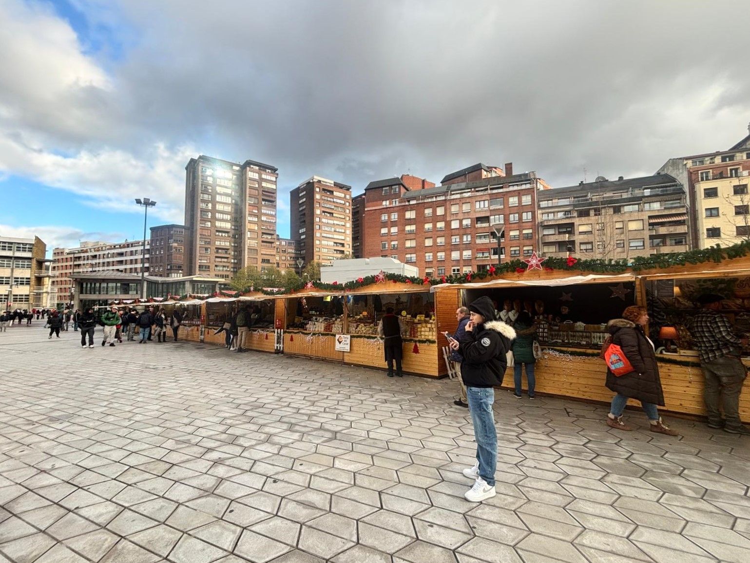 Bilbao estrena un mercado navideño de artesanía con opciones para todos los gustos