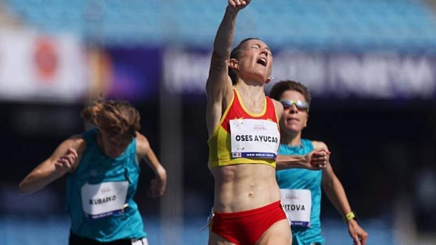 La alegría de Osés tras cruzar la línea de meta como subcampeona del Mundo de la prueba.