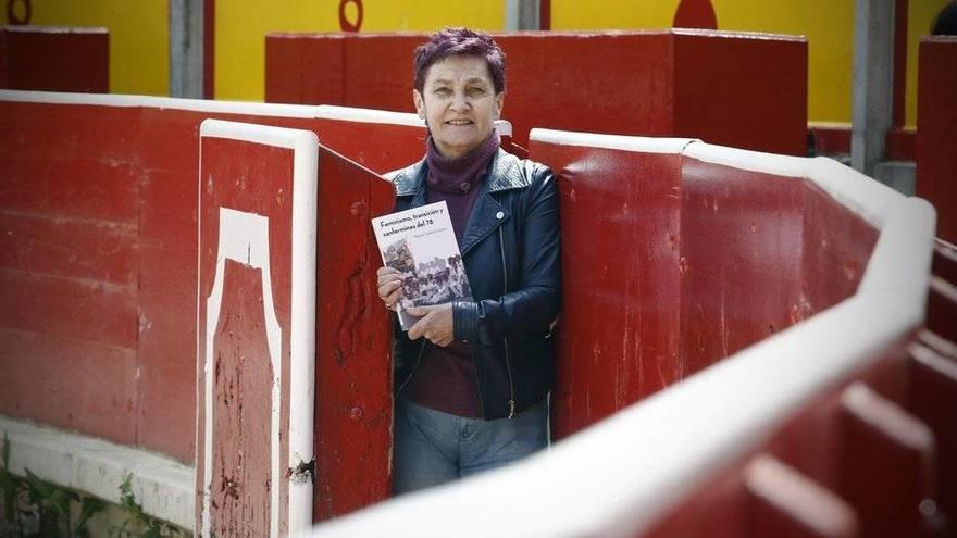 Zabala posa en la plaza de toros con su libro.