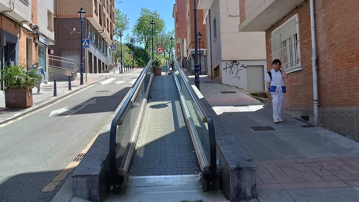 Imagen de las rampas mecánicas de Almirante Vallecilla, que llevan más de dos años paradas. Imagen de las rampas mecánicas de Almirante Vallecilla, que llevan más de dos años paradas.