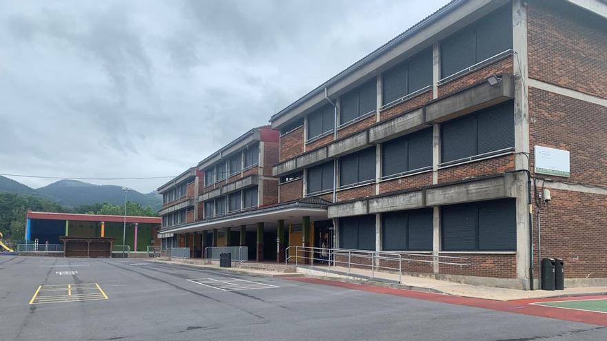 Las familias de Maiztegi llevarán al pleno de Iurreta su malestar por la falta de avances en la transformación de la escuela pública