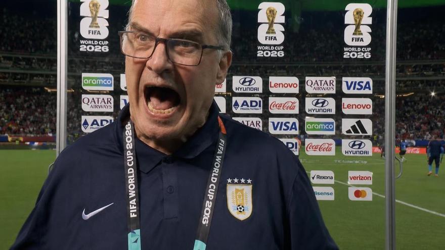 El 'Loco' Bielsa pierde los papeles tras la derrota de Uruguay: "¡Dale de una vez!"