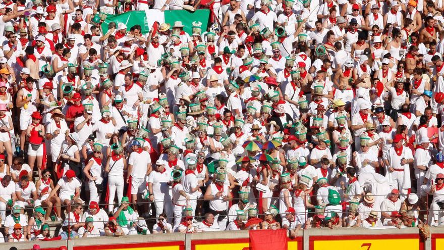 San Fermín | Entrada de las peñas y ambiente en la plaza a 10 de Julio