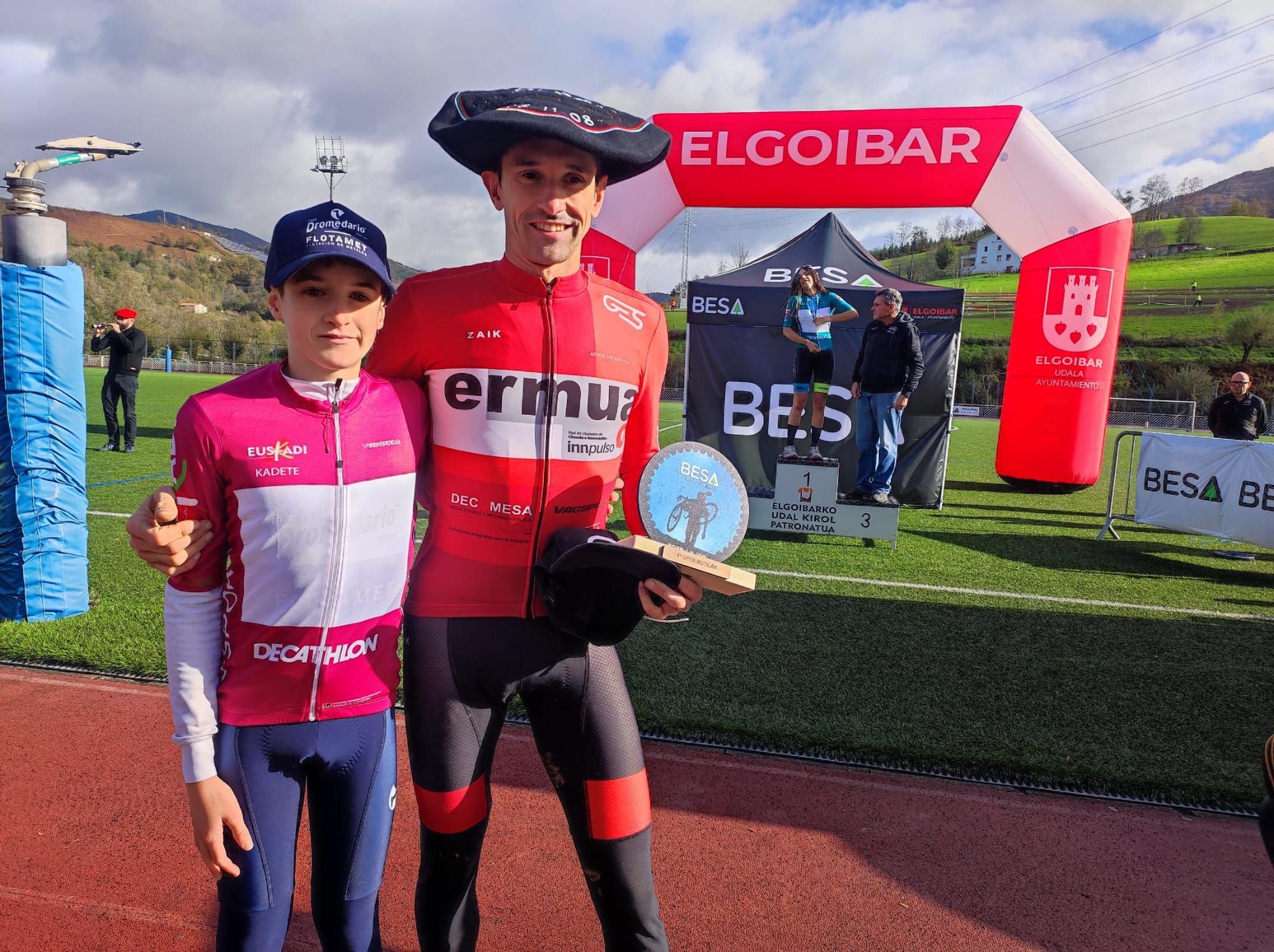 El barro se sumó al espectáculo de ciclocross en Elgoibar