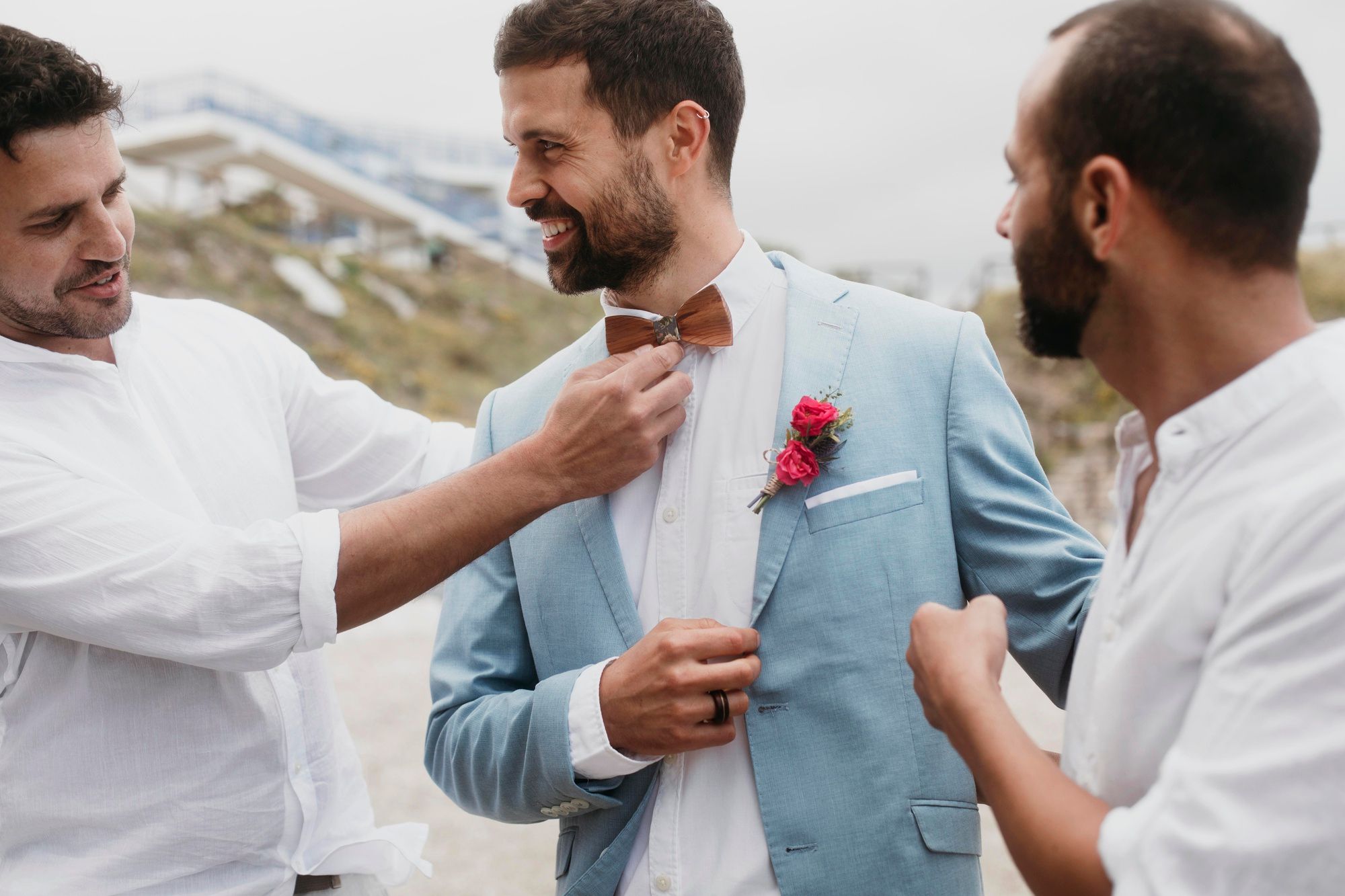 El novio bromea con amigos antes del enlace.