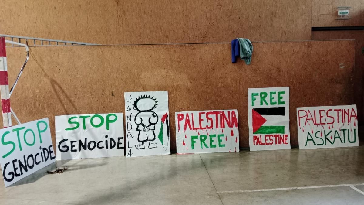 Pancartas preparadas en Roncal para exhibir al paso de La Vuelta.