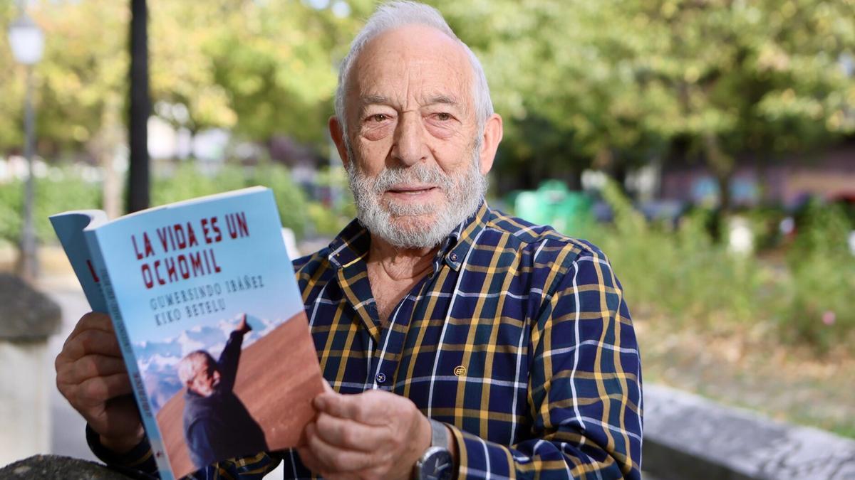 Gumersindo Ibáñez posa junto a su nuevo libro “La vida es un ochomil”. Gumersindo Ibáñez posa junto a su nuevo libro “La vida es un ochomil”.
