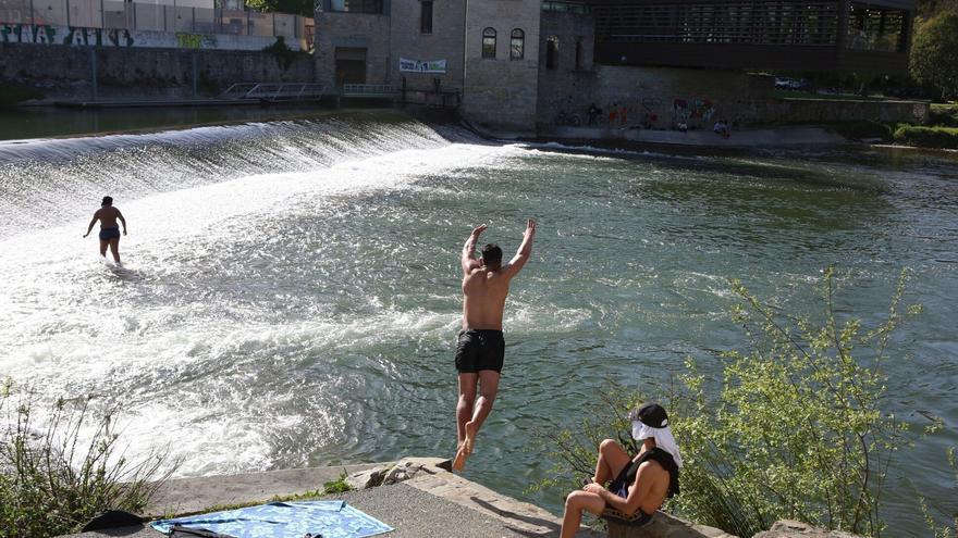 Del bañador al abrigo en 24 horas: Navarra rozará este viernes los 30 grados y el fin de semana las máximas serán de 10ºC