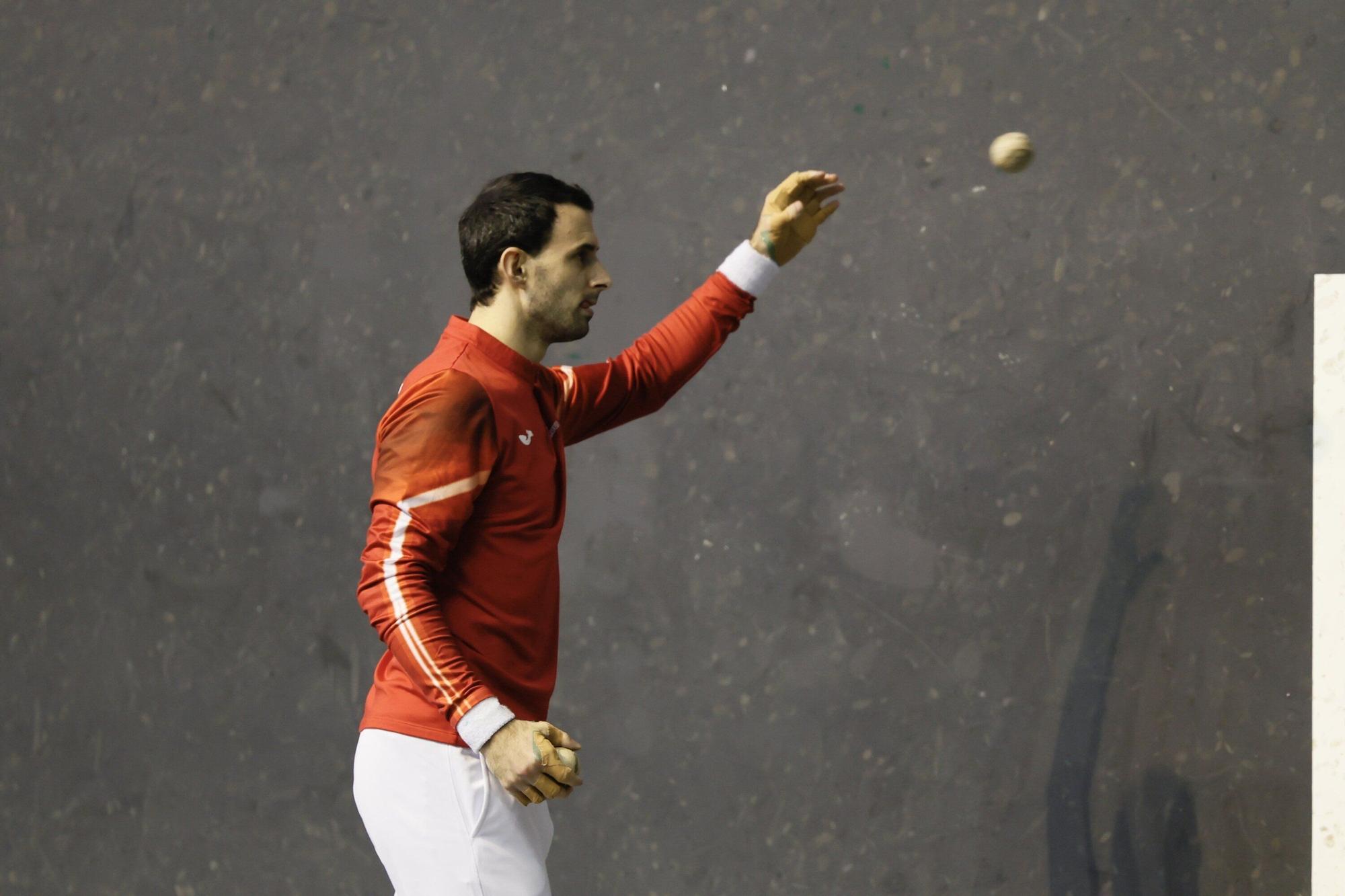 Jokin Altuna y Peio Etxeberria eligen material en el Atano III de Donostia para la semifinal del Cuatro y Medio.