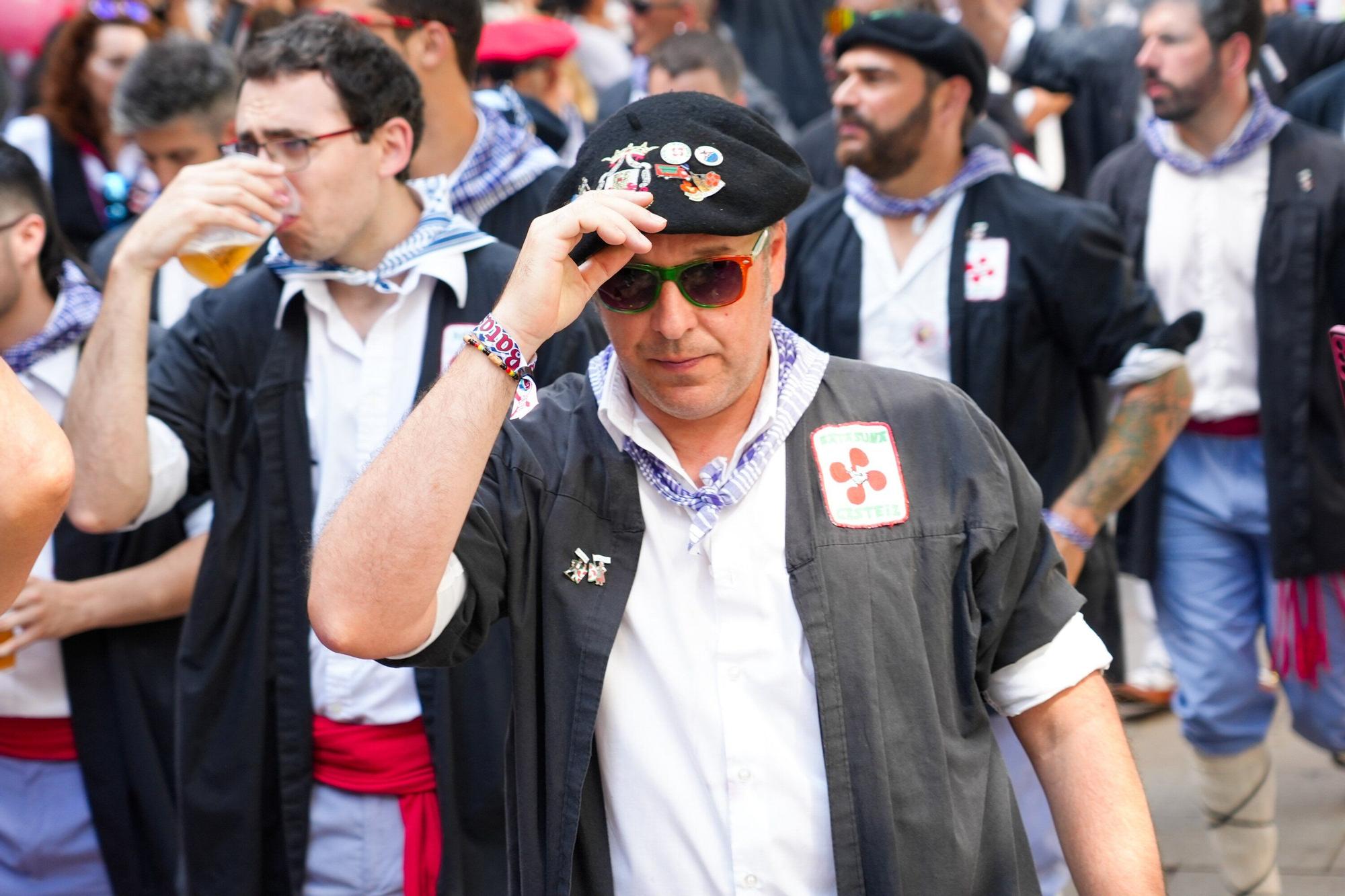 En imágenes: Blusas y neskas desfilan en el primer paseíllo