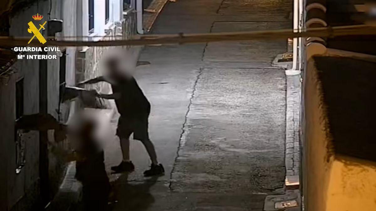 Jóvenes golpeando a un indigente en Torres de la Alameda.