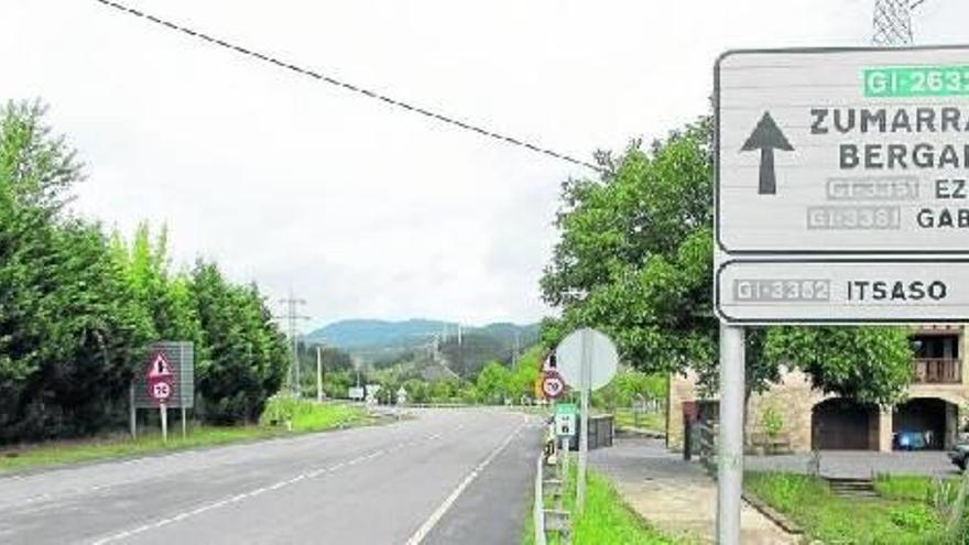 El punto de la carretera GI-2632 en el que se toma el desvío a Itsaso.