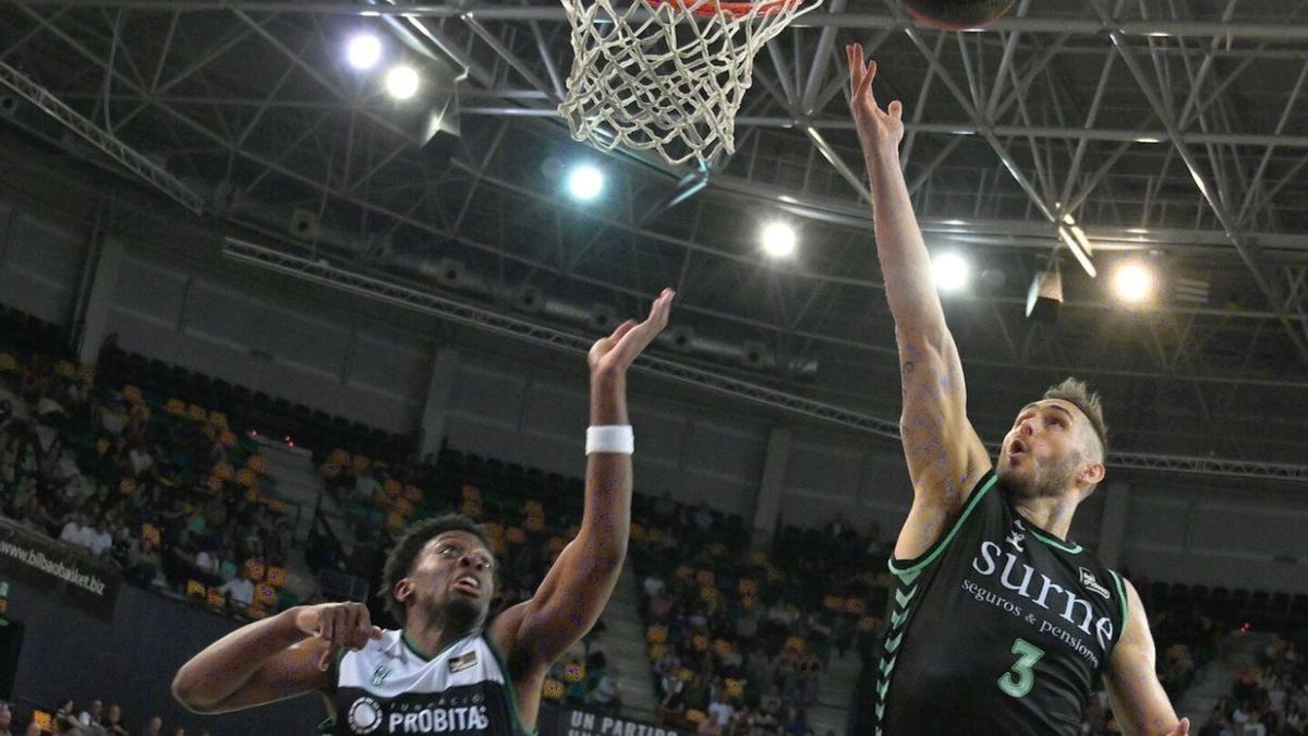 Keith Hornsby anota en el encuentro ante el Joventut.